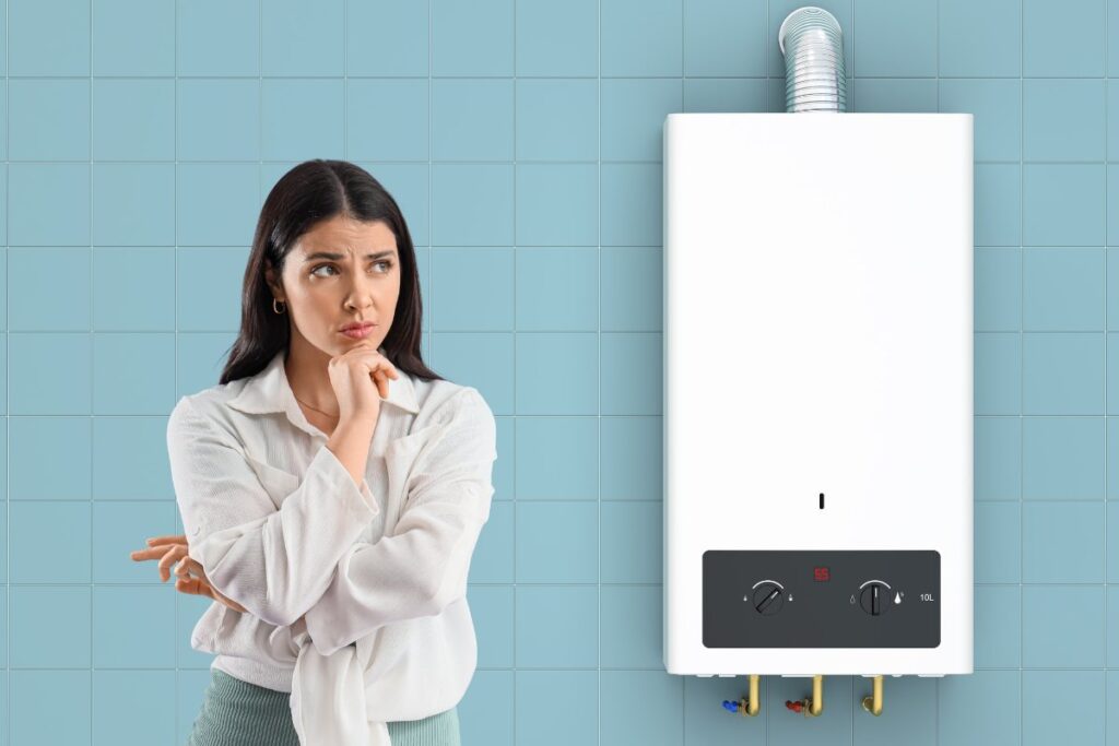 Una persona dubbiosa che guarda con dubbio una caldaia