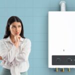 Una persona dubbiosa che guarda con dubbio una caldaia