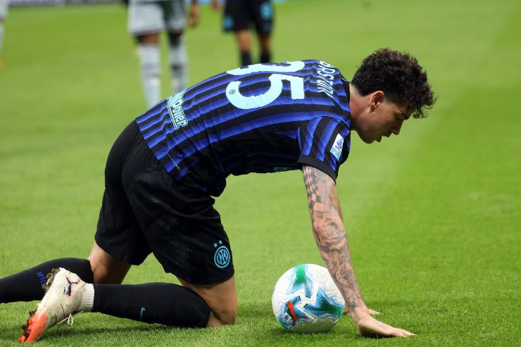 Alessandro Bastoni mentre  a terra dopo un colpo rimediato durante la sfida con l'Udinese