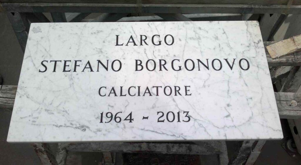 La targa a Como in onore dell'ex calciatore del Como, del Milan e della Fiorentina Stefano Borgonovo
