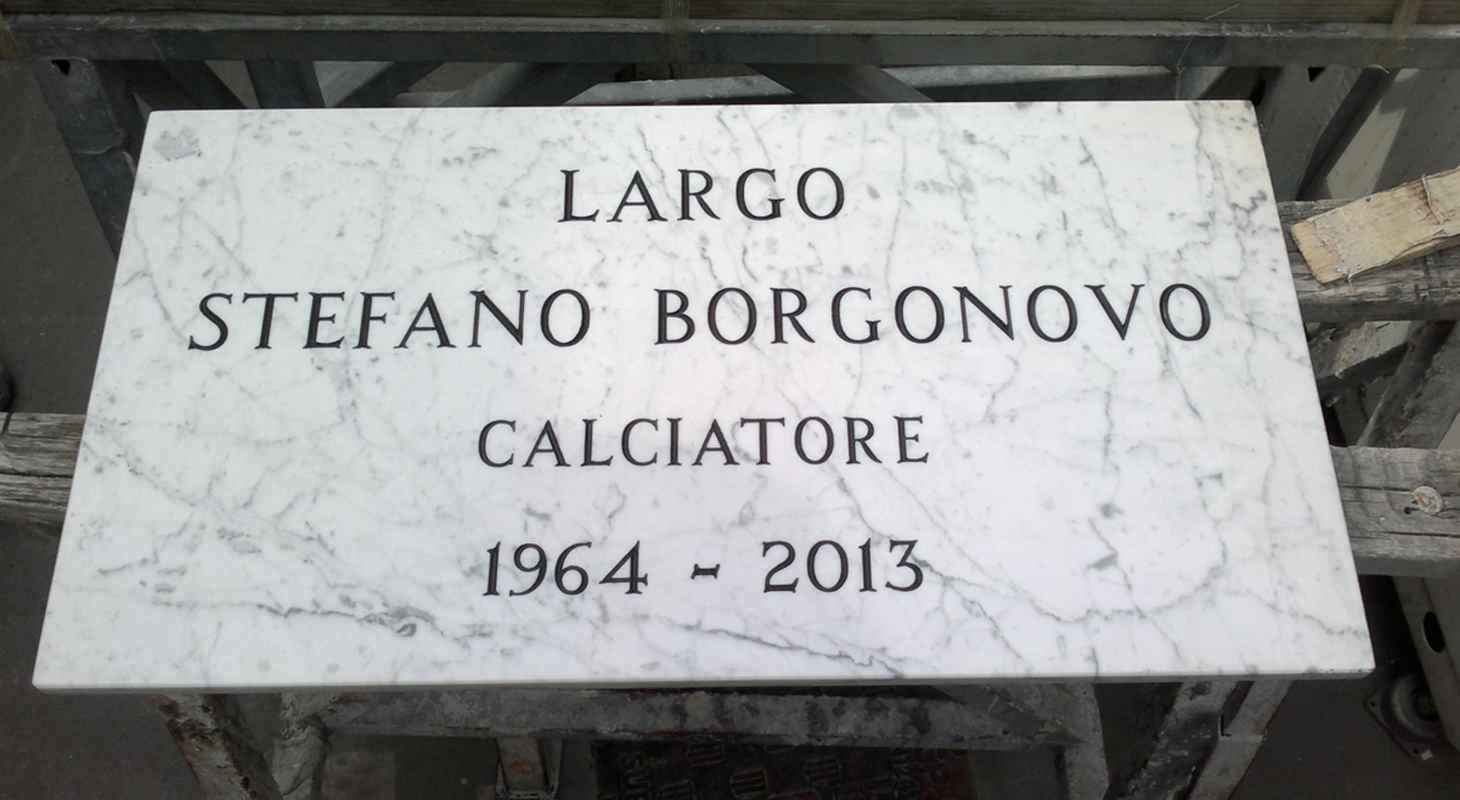La targa a Como in onore dell'ex calciatore del Como, del Milan e della Fiorentina Stefano Borgonovo