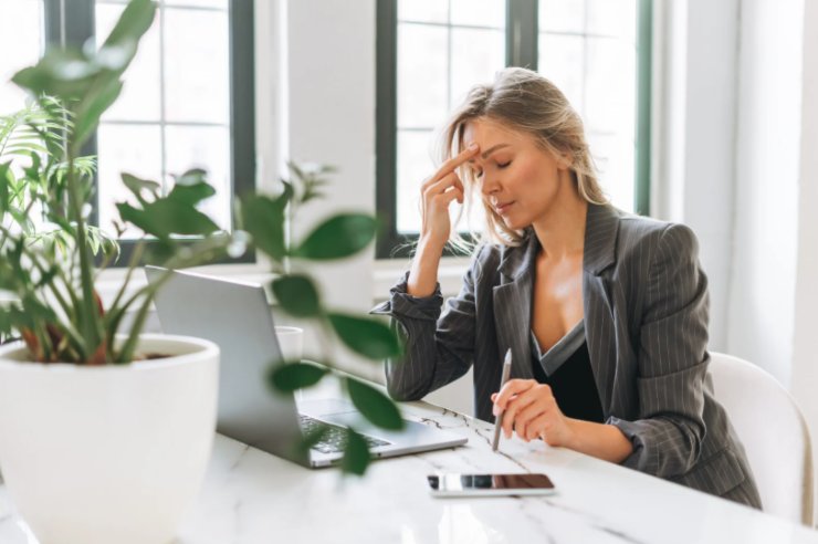 donna al computer con espressione triste 