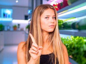 sfondo frigorifero aperto e ragazza che fa no