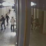 L'immagine dei ragazzi che accoltellano un loro coetaneo