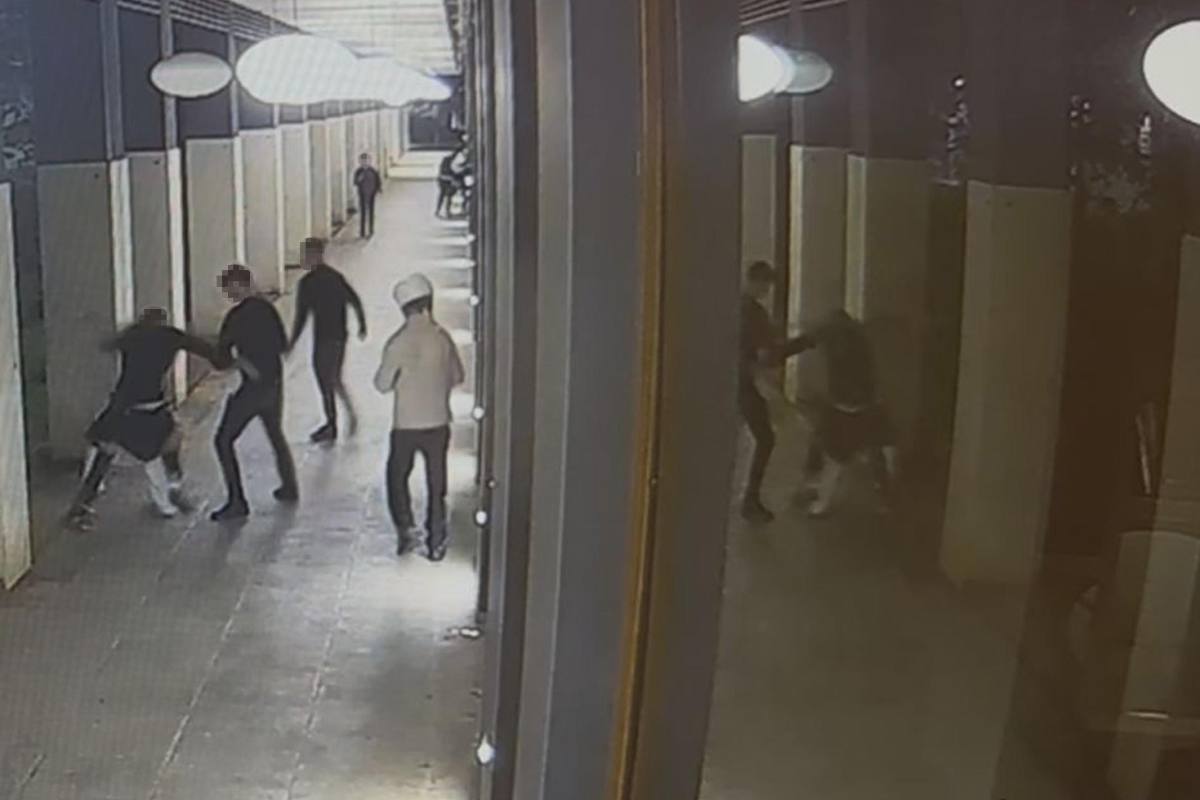 L'immagine dei ragazzi che accoltellano un loro coetaneo