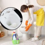 sfondo donna che pulisce wc e tondo con wc igienizzato