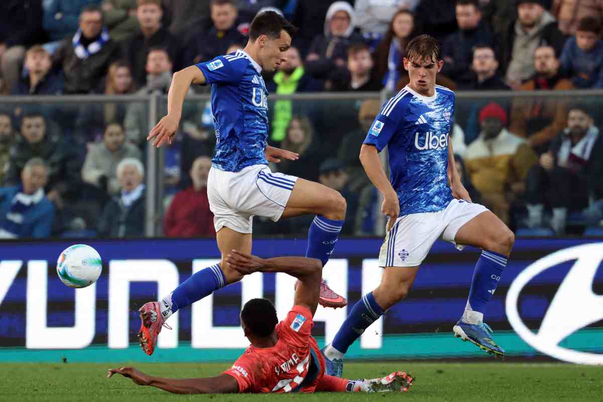 Due giocatori del Como durante una partita di Serie A