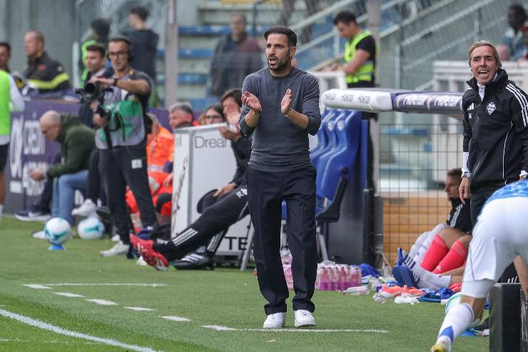 Cesc Fabregas mentre guida i suoi giocatori del Como durante una gara di campionato