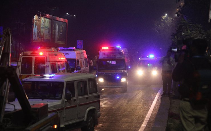 Agenti e infermieri mentre intervengono su una scena del delitto