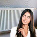 sfondo termosifone e ragazza che pensa