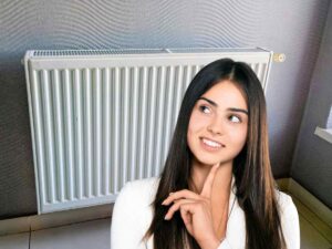 sfondo termosifone e ragazza che pensa