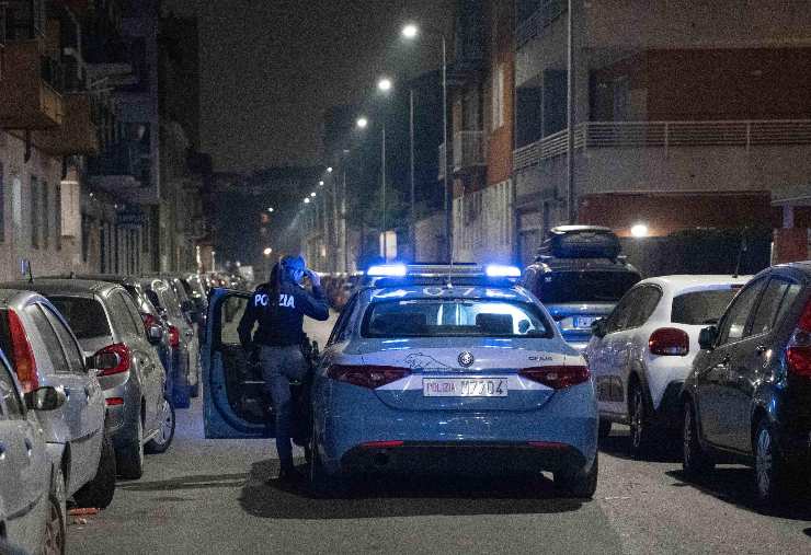 Una macchina della polizia che pattuglia e controlla le strade di Milano di notte