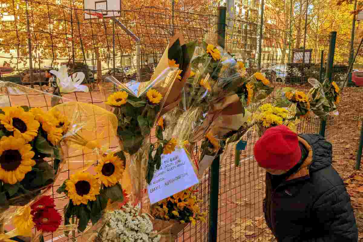 Il campo da basket di via Dezza a Milano inondato di girasoli