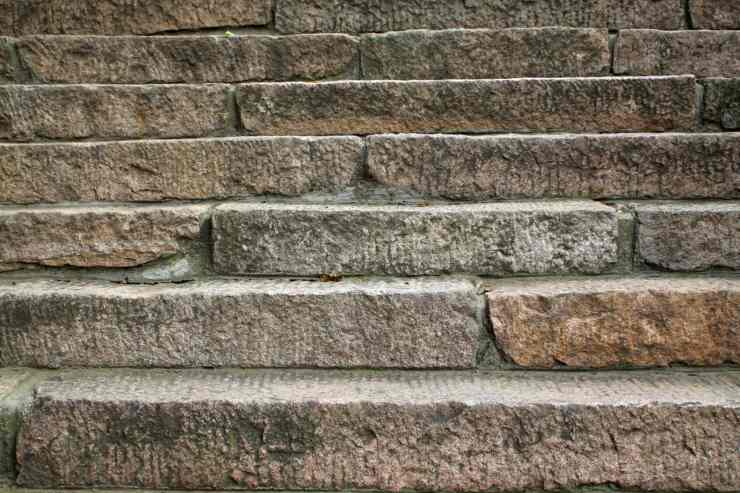 Dei gradini in pietra per accedere al borgo che affaccia sul lago di como