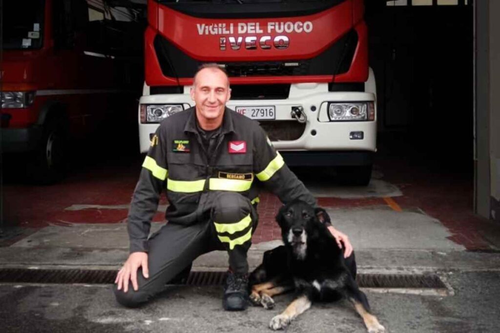 Il cane Hakkin col suo istruttore e nuovo padrone