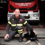 Il cane Hakkin col suo istruttore e nuovo padrone