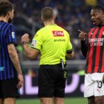 Inter-Milan con Leao e Acerbi che discutono davanti all'arbitro