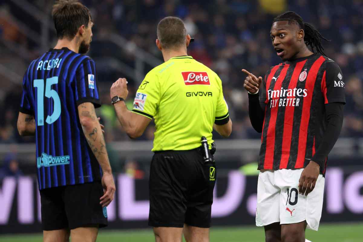 Inter-Milan con Leao e Acerbi che discutono davanti all'arbitro