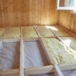 Dei lavori in corso mentre si impianta dell'isolamento al pavimento