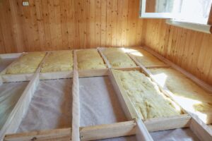 Dei lavori in corso mentre si impianta dell'isolamento al pavimento