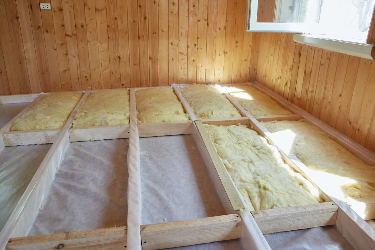 Dei lavori in corso mentre si impianta dell'isolamento al pavimento