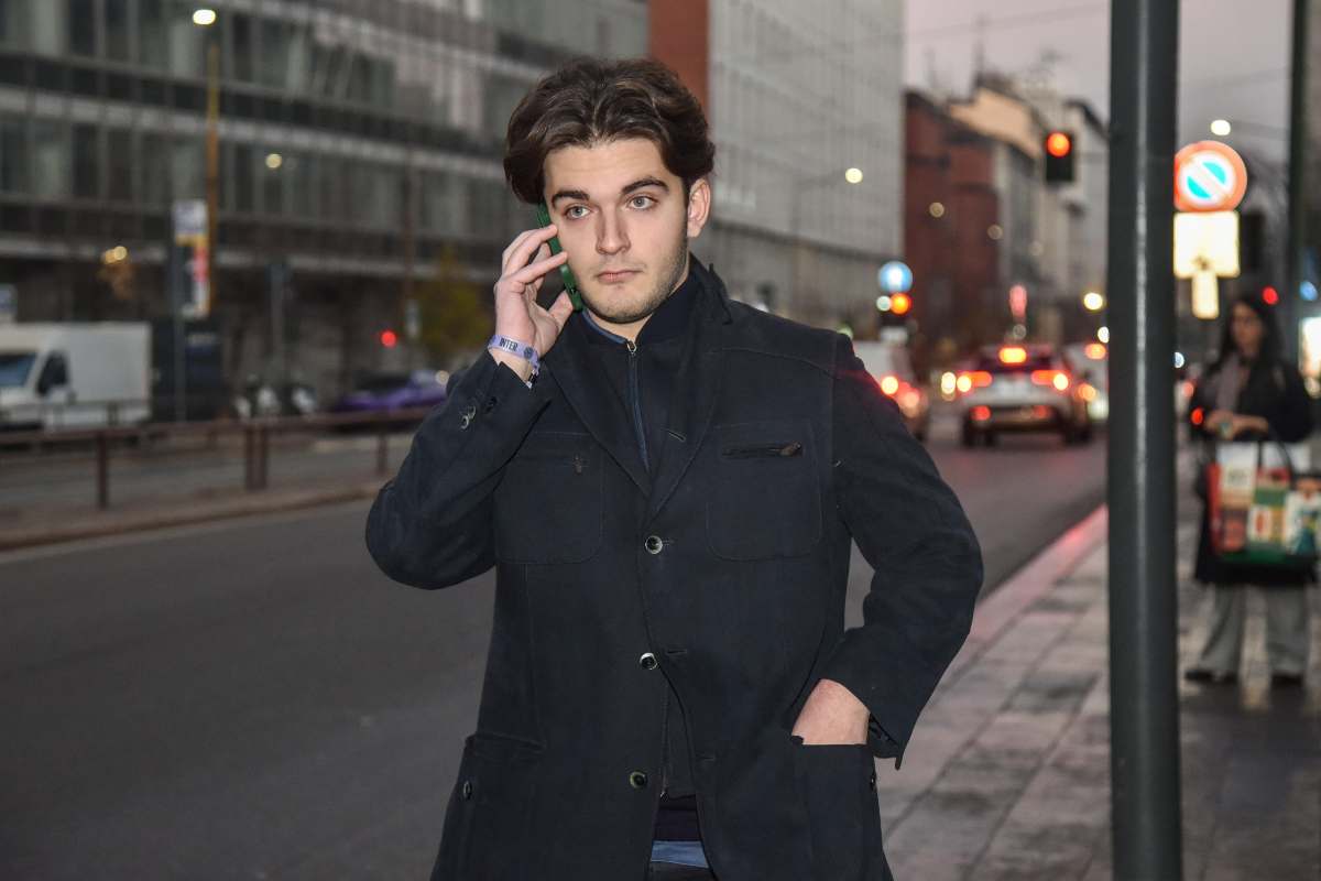 Leonardo Apache La Russa figlio del Presidente del Senato mentre cammina in strada a Milano