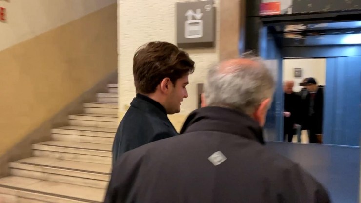 Il giovane La Russa jr insieme al suo avvocato all'ingresso in tribunale a Milano