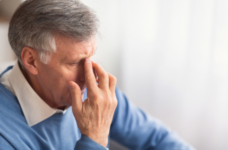 uomo anziano con espressione preoccupata