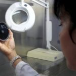 Una dottoressa mentre analizza alcuni campioni