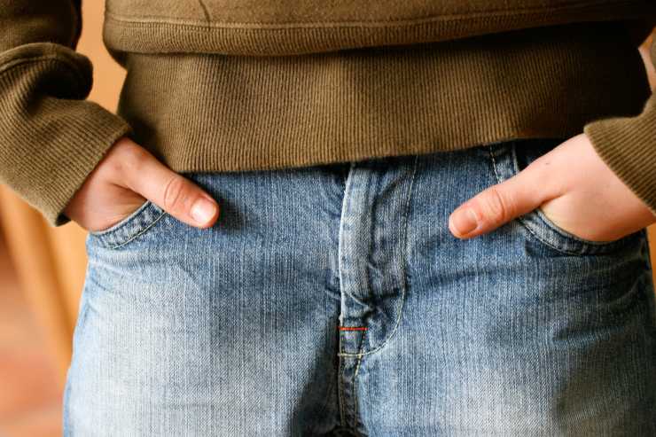 Una persona con le mani in tasca