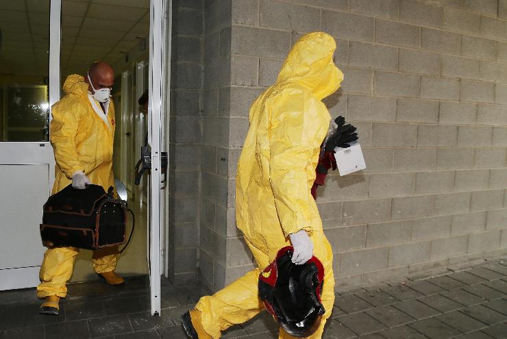 Due ufficiali delle forze dell'ordine mentre ispezionano un obitorio