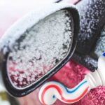 sfondo specchietto ghiacciato in inverno e dentifricio aperto