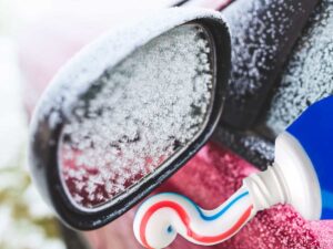 sfondo specchietto ghiacciato in inverno e dentifricio aperto