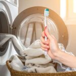 sfondo lavatrice e spazzolino da denti in mano