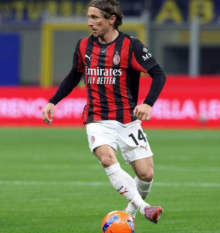 Luka Modric mentre organizza la manovra del Milan nel derby