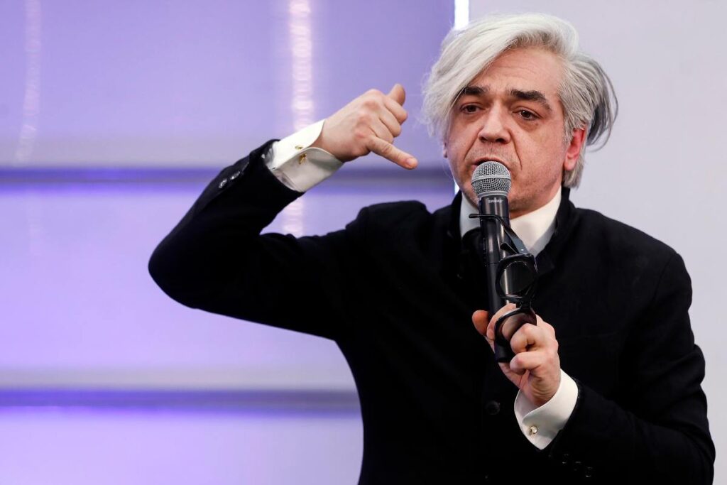 Il cantante e produttore Morgan durante 'un'esibizione in televisione