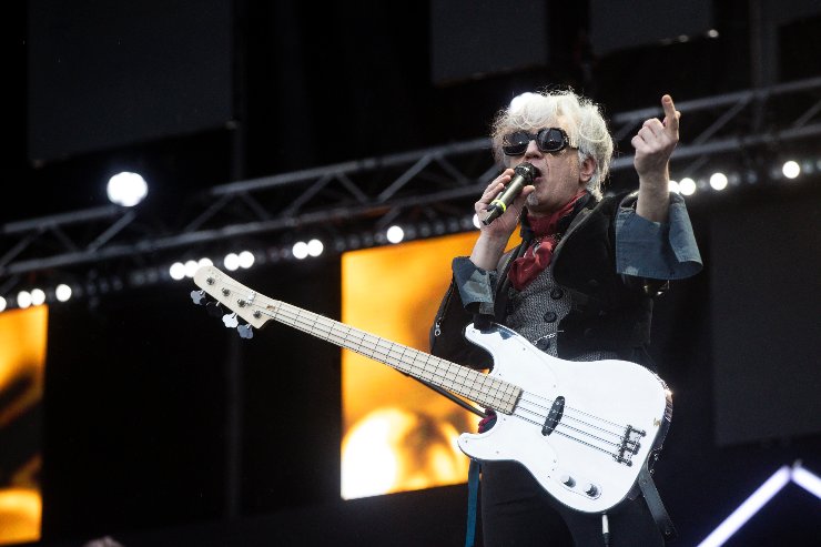 Marco Castoldi, in arte Morgan, mentre canta al concerto del Primo Maggio