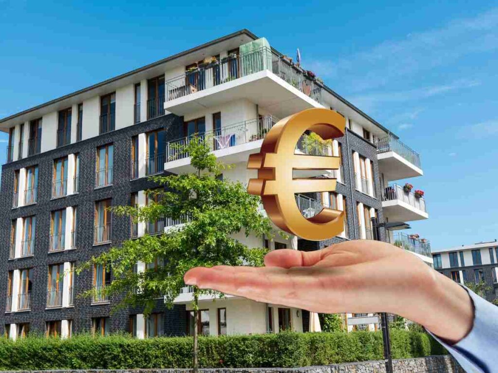 sfondo condominio e mano con simbolo euro