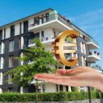 sfondo condominio e mano con simbolo euro