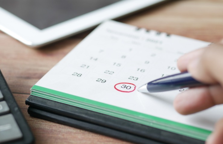 persona che fa un cerchietto sulla data 30 del calendario