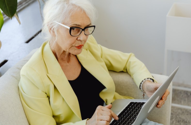 donna anziana con il computer sulle gambe