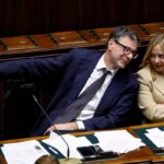 il premier giorgia meloni mentre parla con il ministro dell'economia giancarlo giorgetti