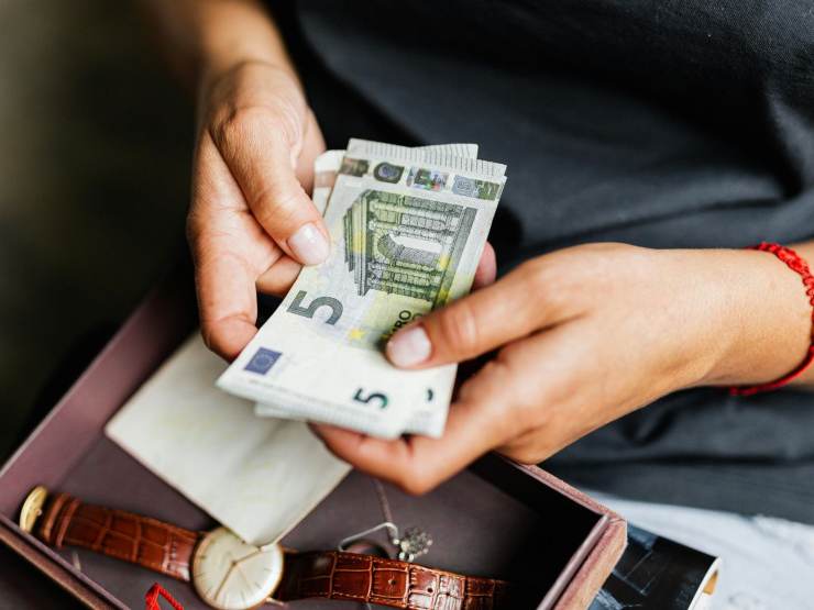 persona con banconote euro in mano