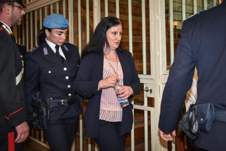 Alessia Pifferi accompagnata in aula dalla polizia penitenziaria
