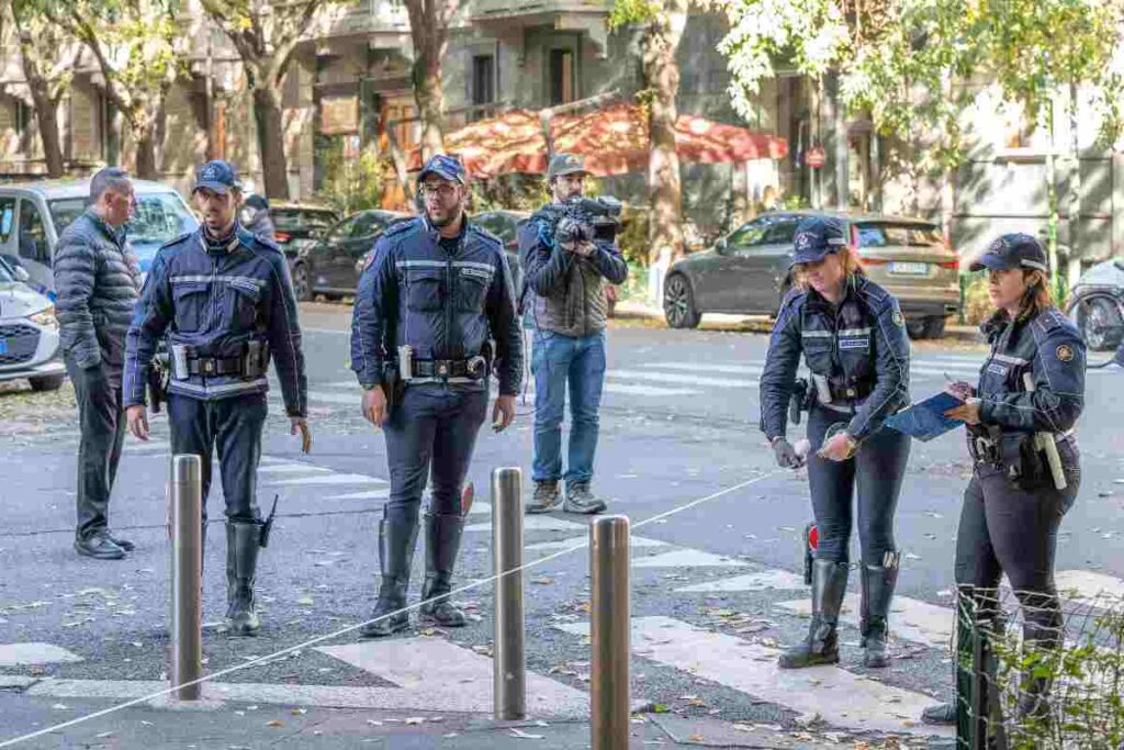 La polizia locale di Milano mentre lavora alla dinamica dell'incidente che ha ucciso un uomo investito da una macchina