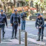 La polizia locale di Milano mentre lavora alla dinamica dell'incidente che ha ucciso un uomo investito da una macchina