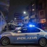 Una volante della polizia stradale prima di mettersi in movimento
