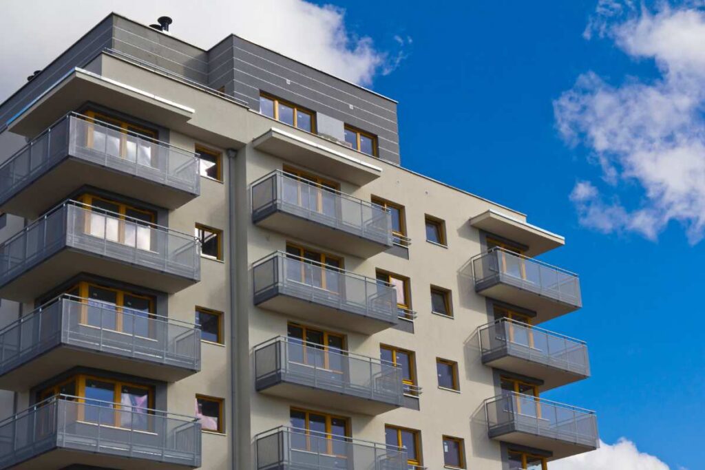 Una foto da fuori di un condominio