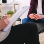 Un uomo che sta in seduta con una psicologa