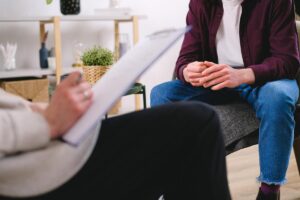 Un uomo che sta in seduta con una psicologa